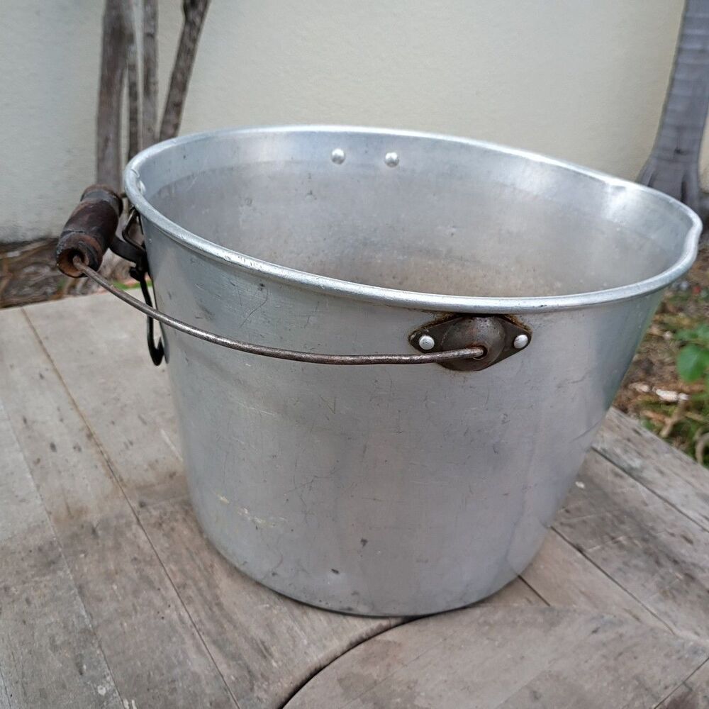 Vintage Aluminum Milk Bucket ~ Farm Country Primitive Bucket w/Bail Handle